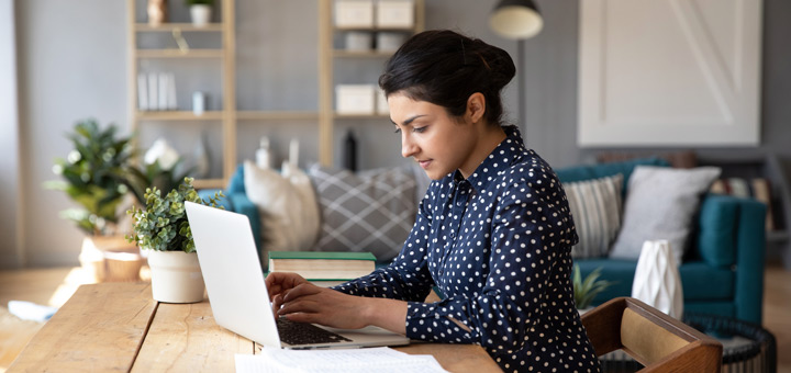  mujer oficina laptop 