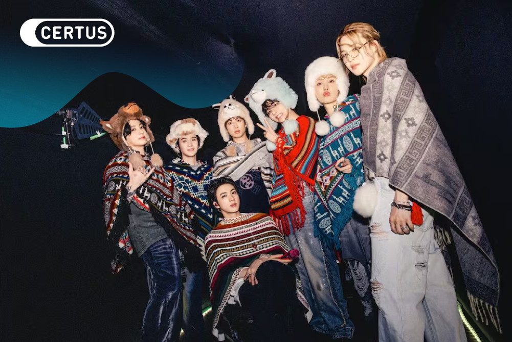 Integrantes de BTS posando con ponchos y gorros de peluche, en relación a la depresión post-concierto